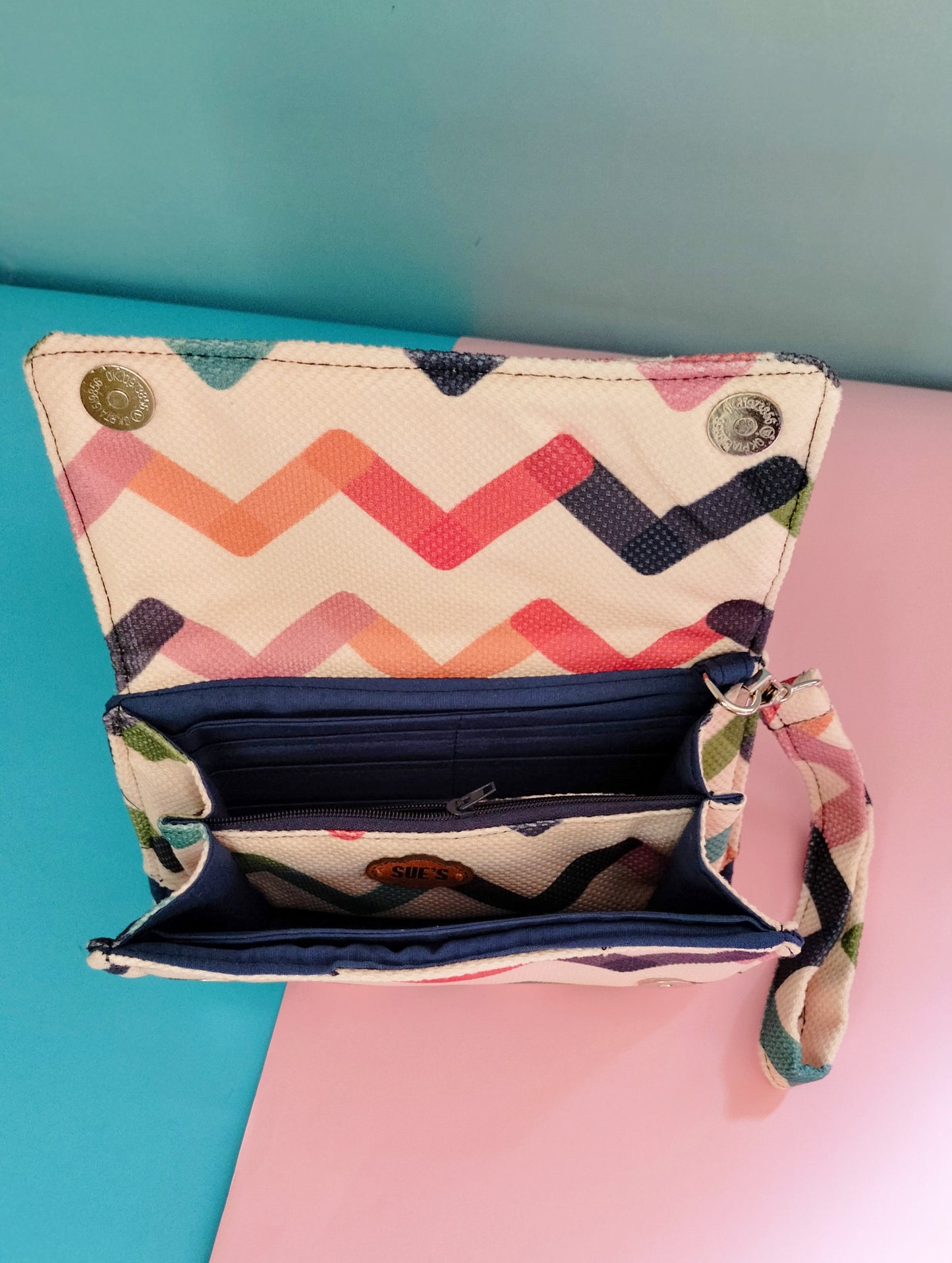 Of white zigzag big Wallet