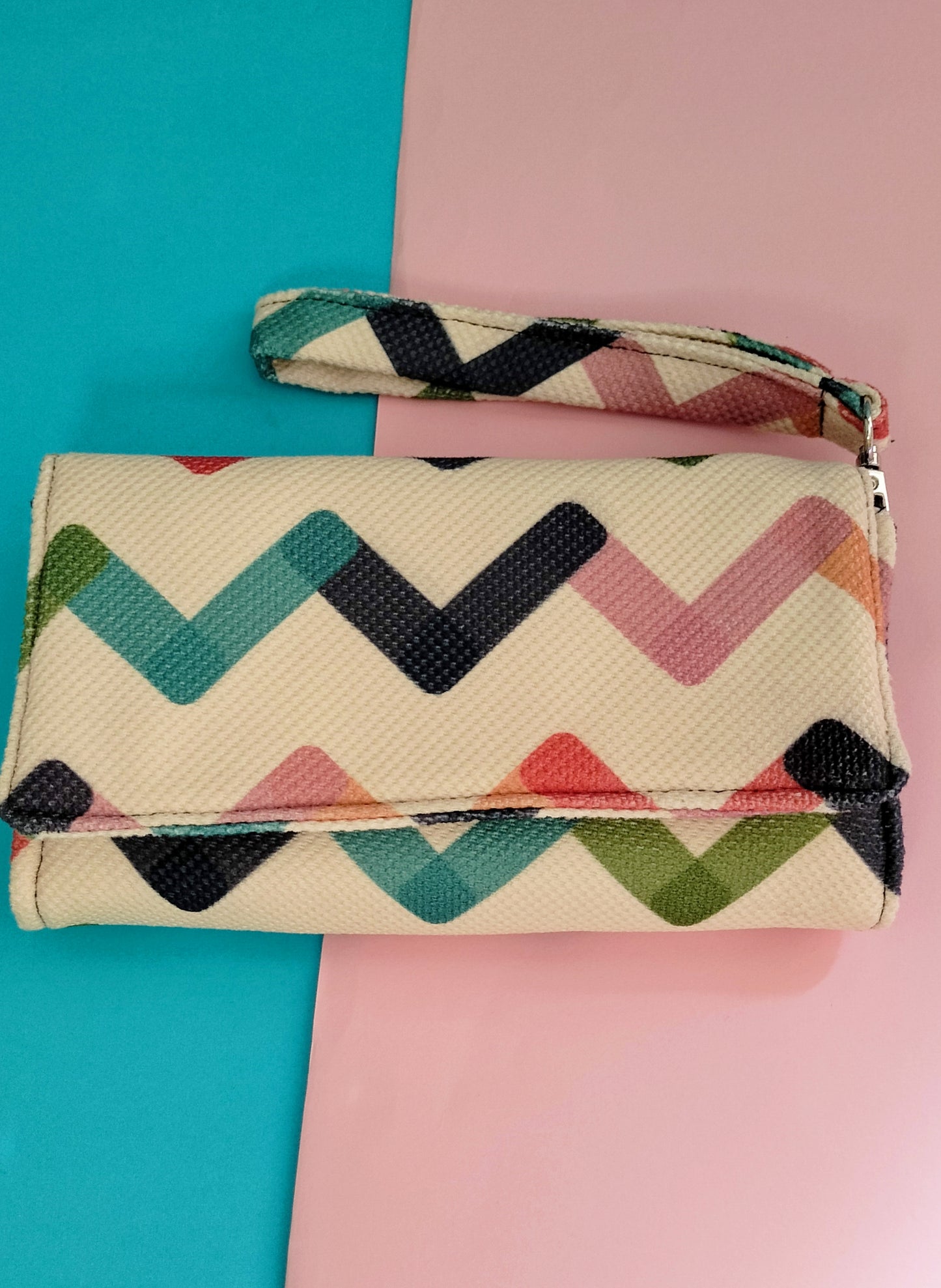 Of white zigzag big Wallet