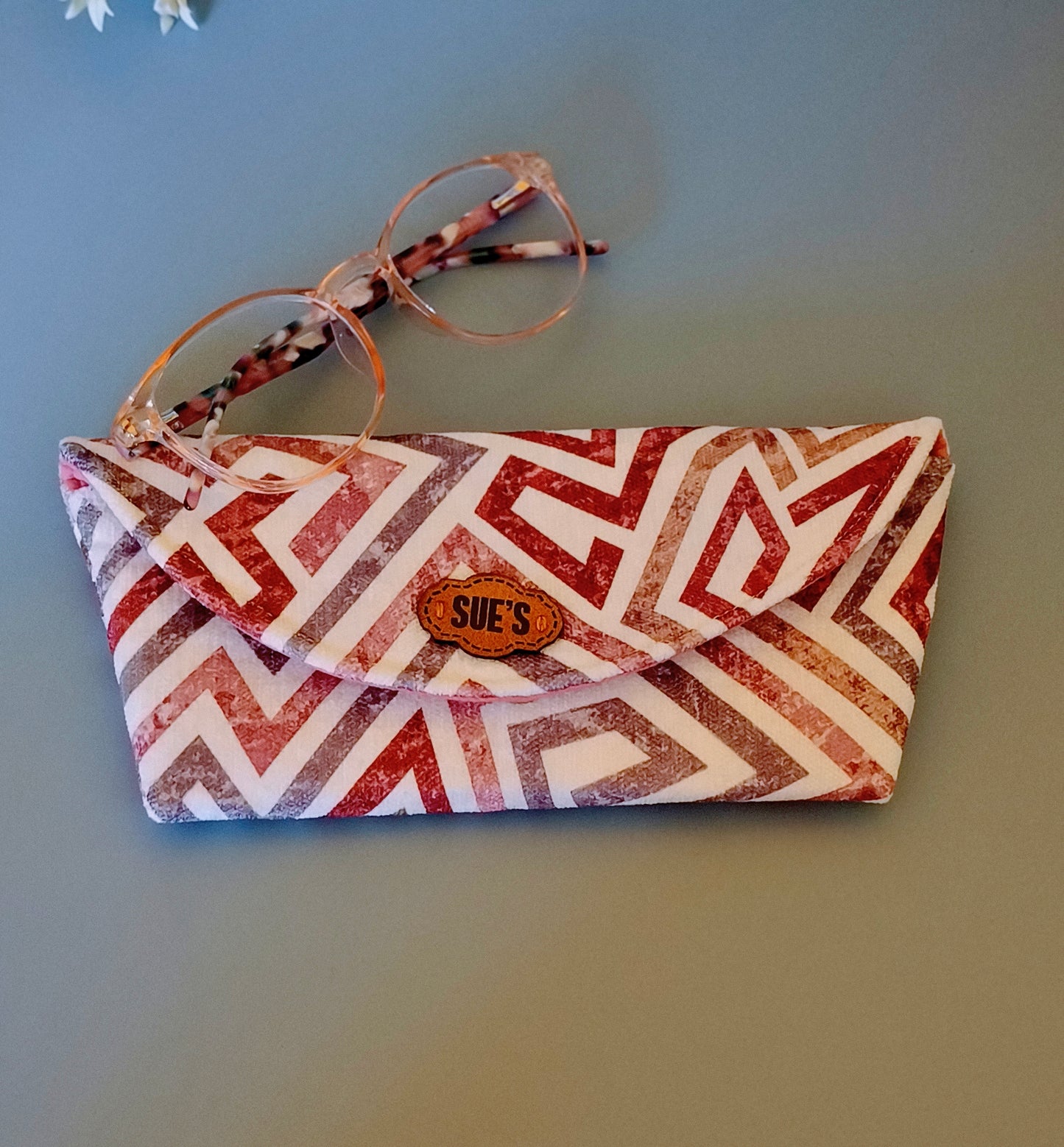 (دLovely Geometric color Glasses Case