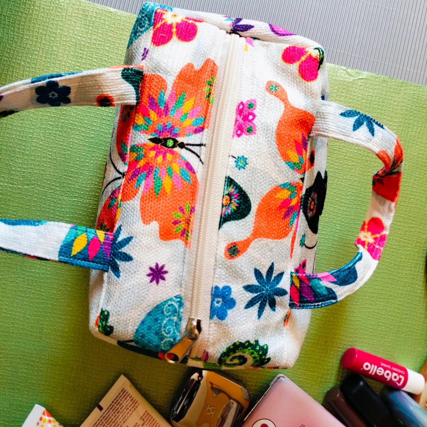 Butterfly box Makeup Bags with handle خلف