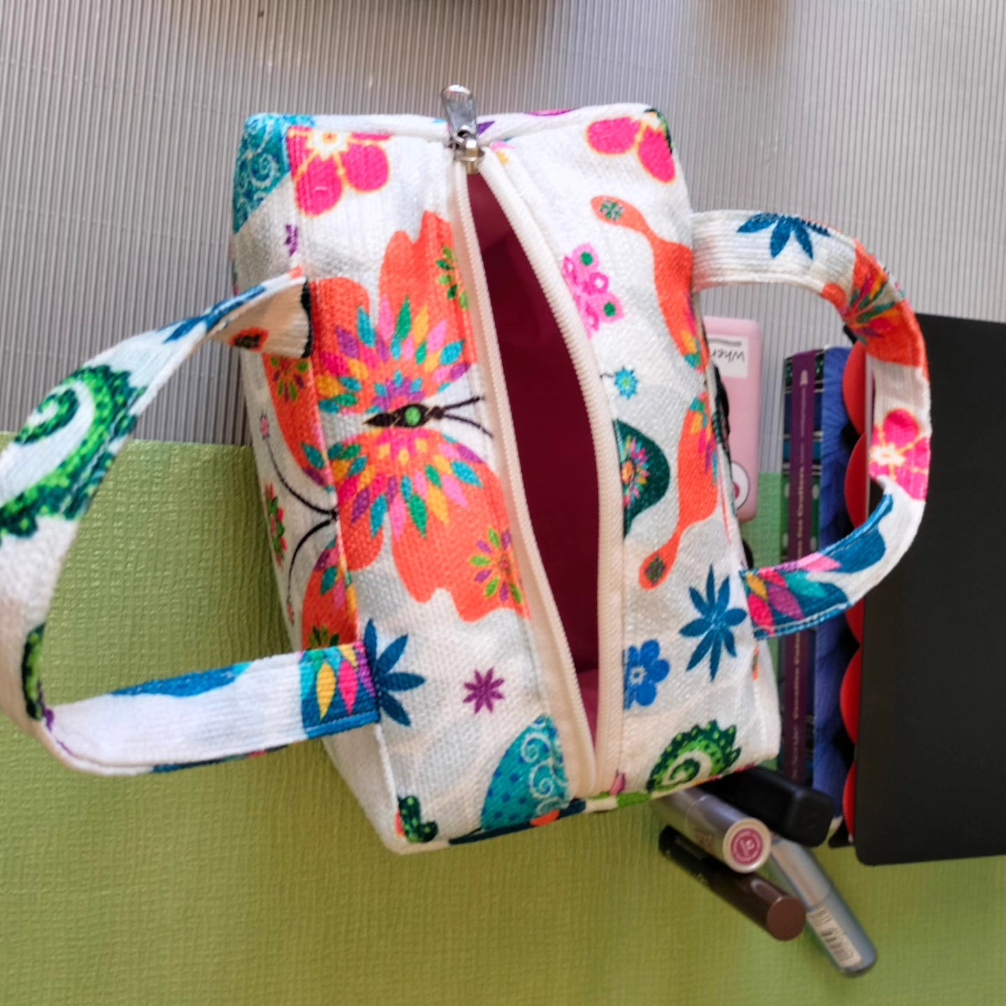 Butterfly box Makeup Bags with handle خلف