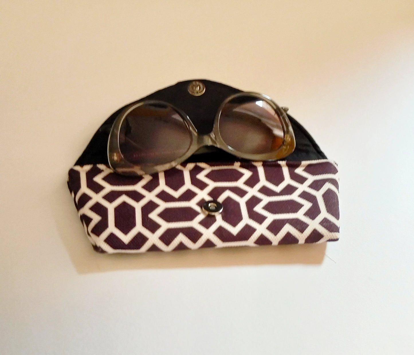 Whit geometric Glasses Case