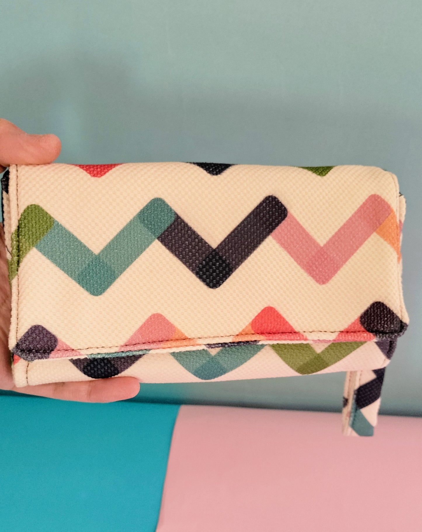 Of white  zigzag Wallet