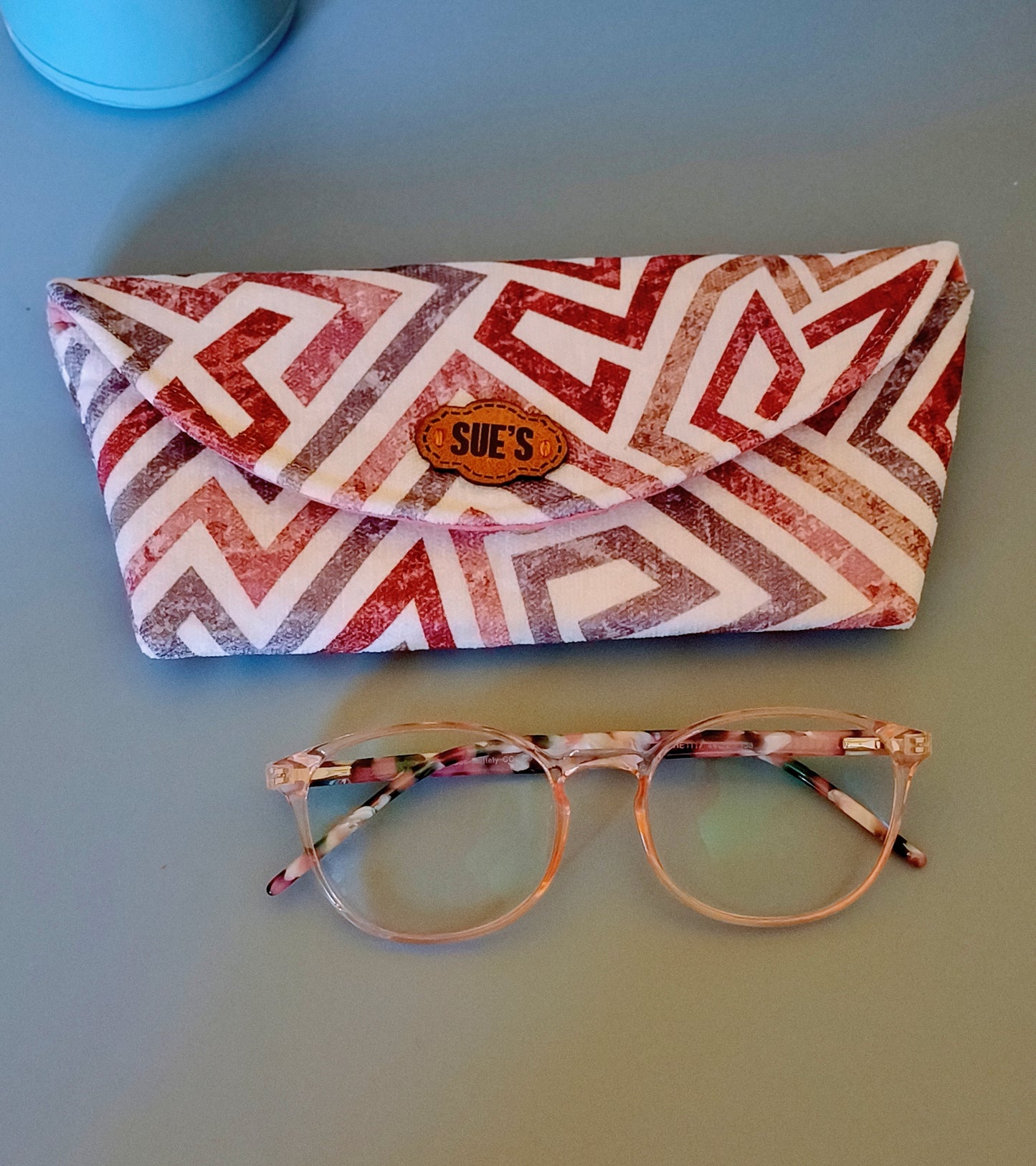(دLovely Geometric color Glasses Case