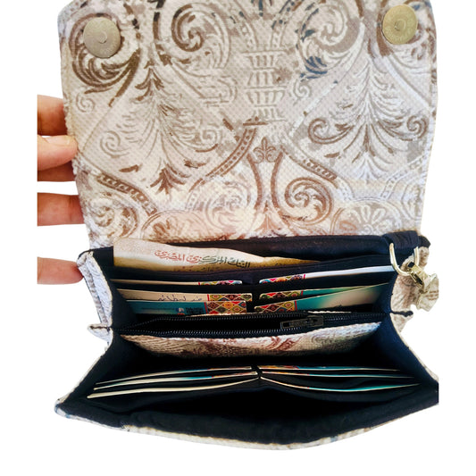 Suepatchwork large wallet with Arabic damask pattern, featuring multiple card slots and cash compartments.