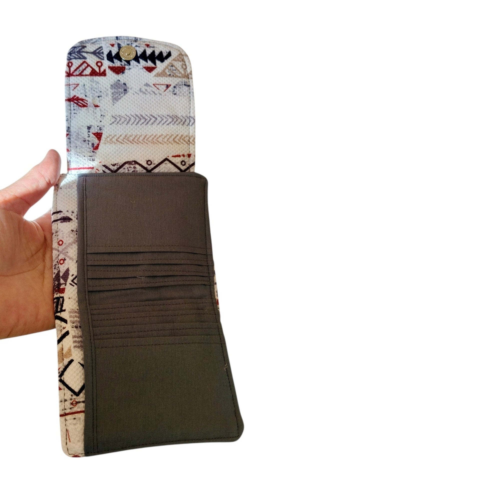 Suepatchwork white geometric fabric card wallet with internal card slots, cash pocket, and coin zipper compartment.
